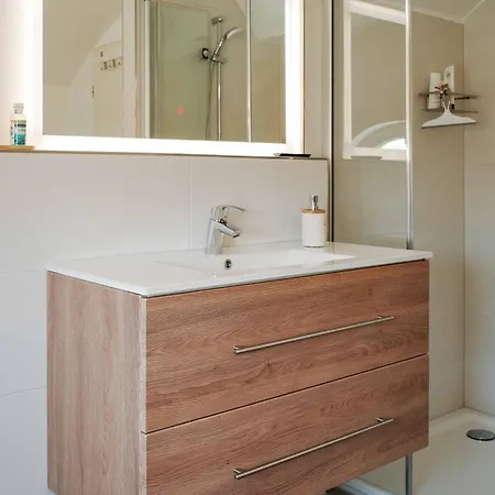 Seeblick-dachgeschoss In Historischer Zentral 4 Pax