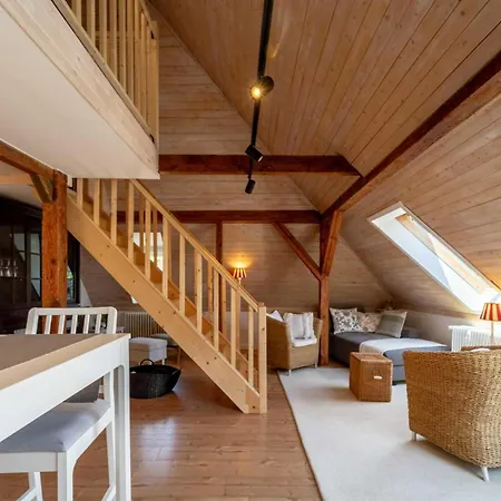 Seeblick-dachgeschoss In Historischer Zentral 4 Pax