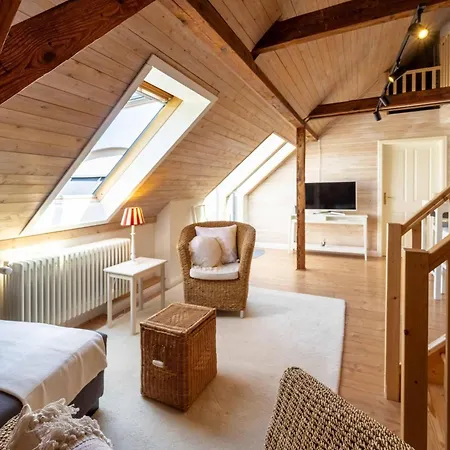 Seeblick-dachgeschoss In Historischer Zentral 4 Pax